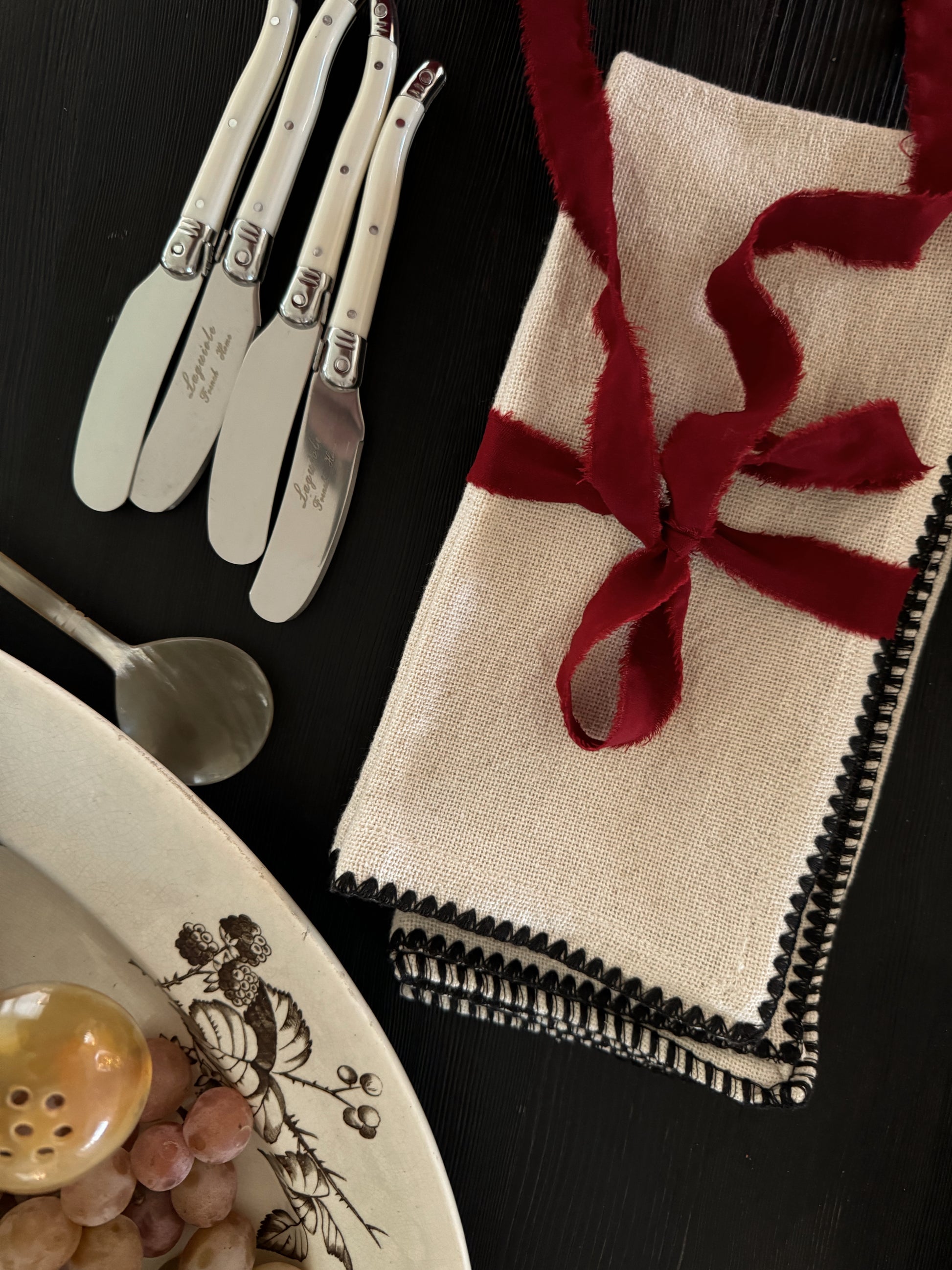 Scalloped Stitch Napkin Set