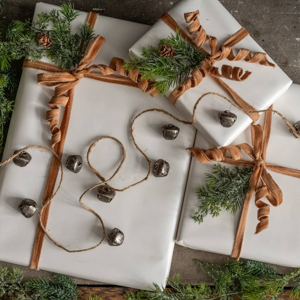 6' ANTIQUED 1.25" SILVER BELL GARLAND